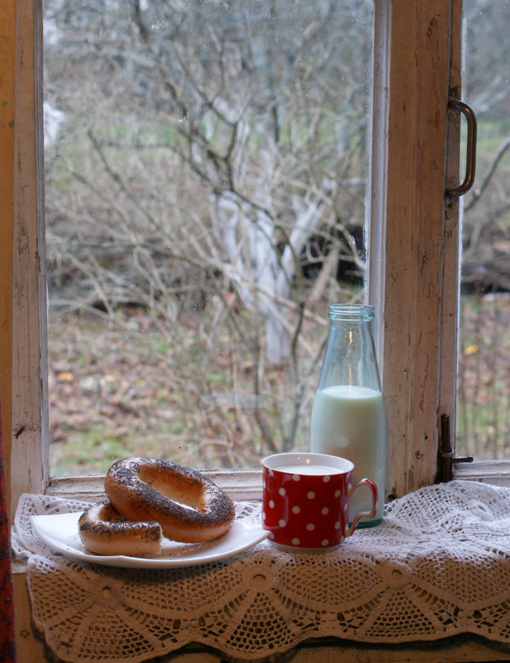 Фото завтрака зимой. Уютное чаепитие. Чаепитие в деревенском доме. Утреннее чаепитие. Деревенский зимний уют.