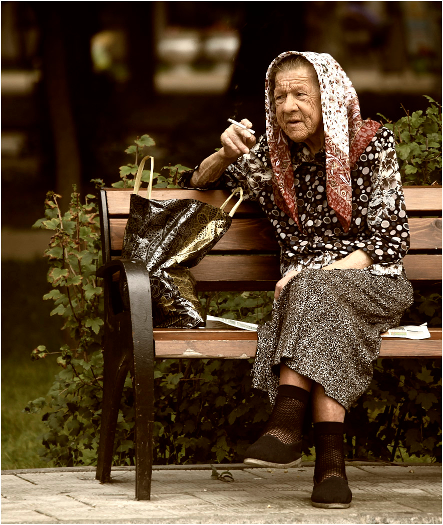 Фото бабушка курит трубку