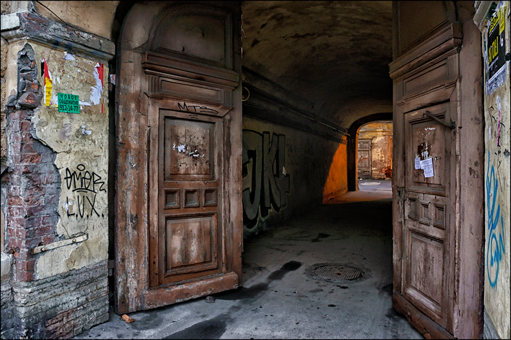 "Непарадный" вход... — конкурс "В приоткрытую дверь" — Фотоконкурс.ру