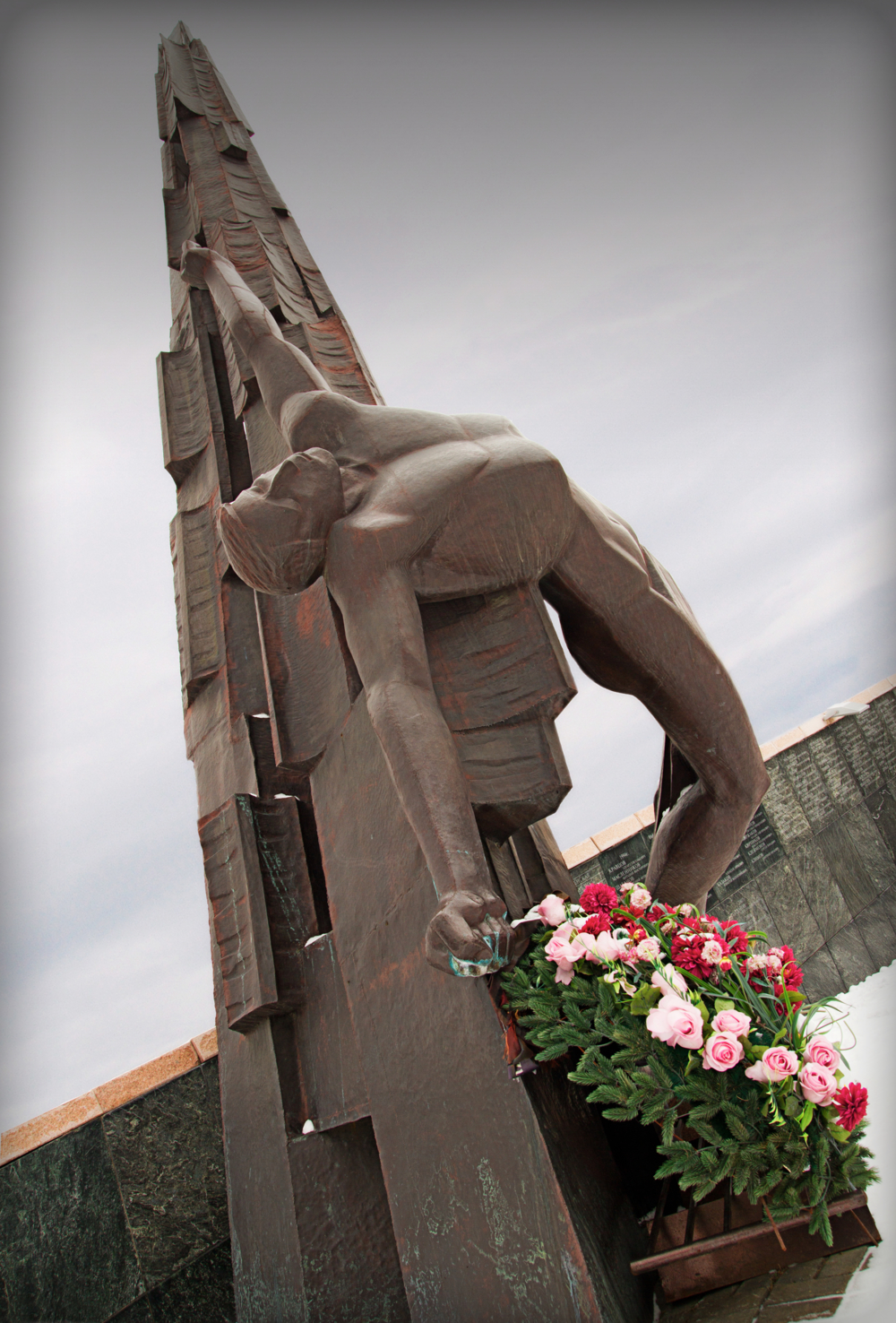 Конкурса мемориал. Валерий треска Кемерово скульптор. Валерий треска скульптура. Мемориал войнам Автор Валерий треска. Скульптуры Валерия трески.