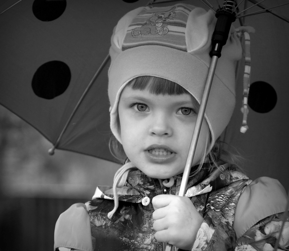 Конкурс черно белый. Малыш с зонтиком в кепке картинки.