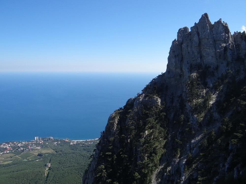 Три крымы. Ай Петри скамейка. Скалистое Крым фото.