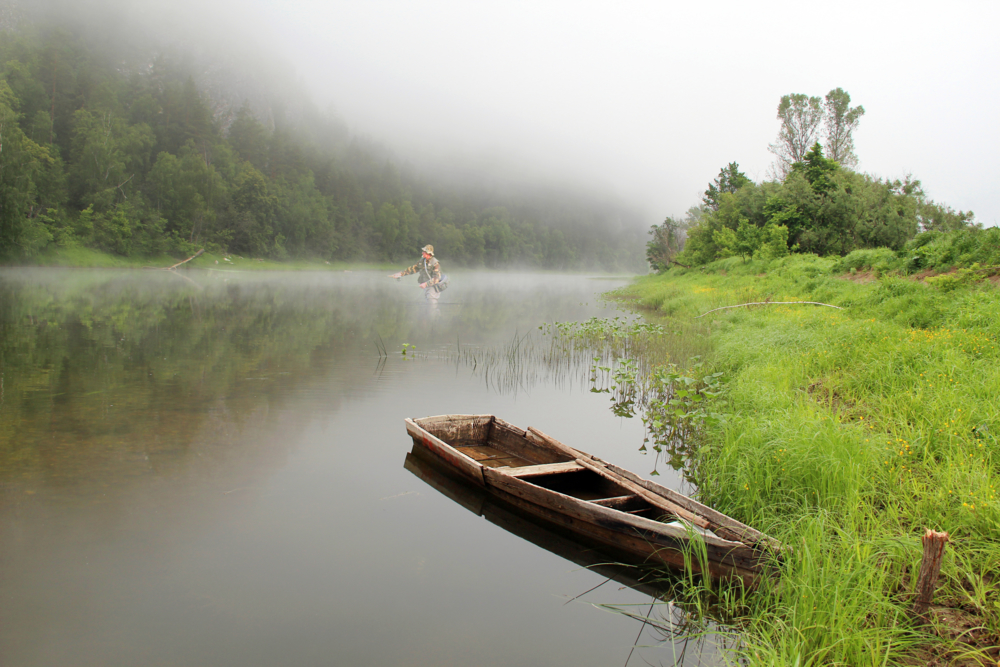 Бежит река в тумане тая текст. Дождь лодка лес. Фото лодки на викторине выборов.