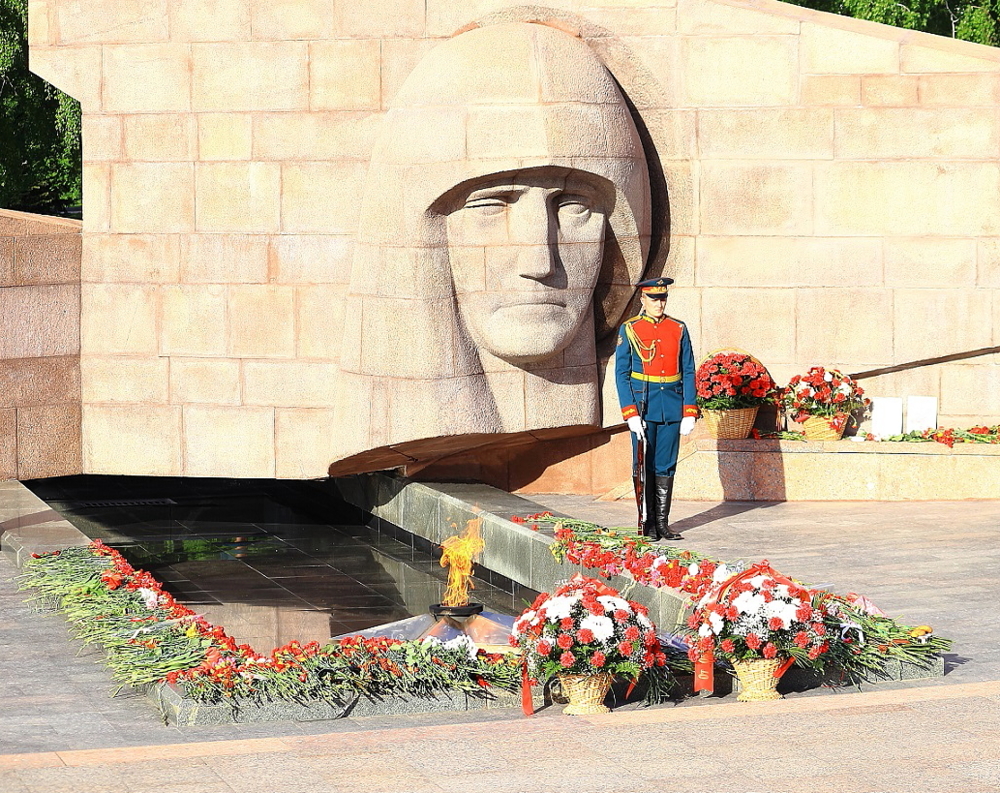 Конкурса мемориал. Эхо войны (памятник). Мемориал картинки. Бетовская группа памятников. Мемориал г. Назарово нарисовать.