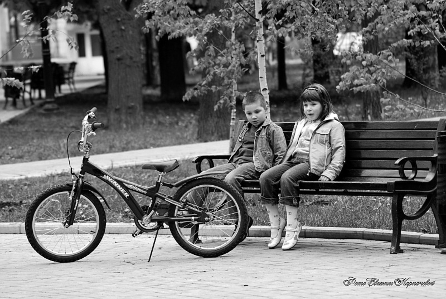 Мальчик, девочка и велосипед