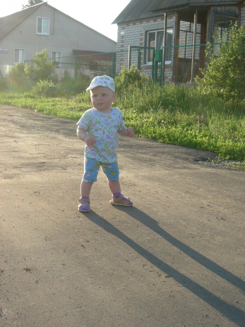 Ноги по ширине плечь, вроде стою