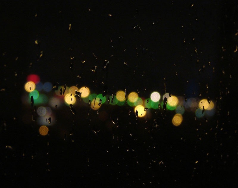 Ночь, огни и дождь за окном