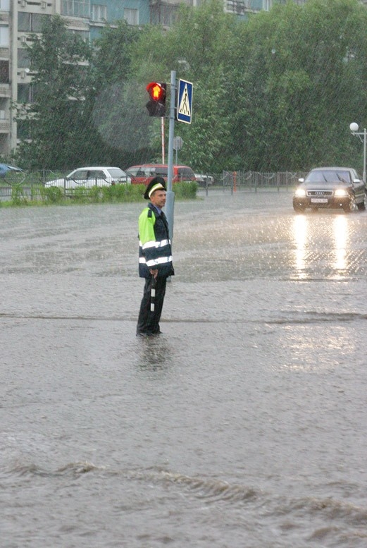 На перекрестке в дождливый день