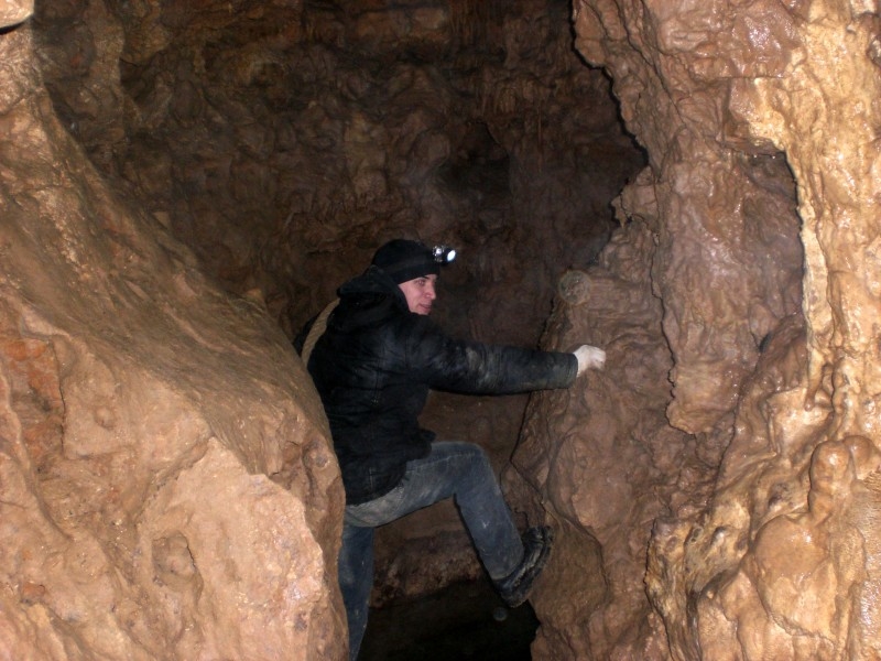 Скользкая пещера