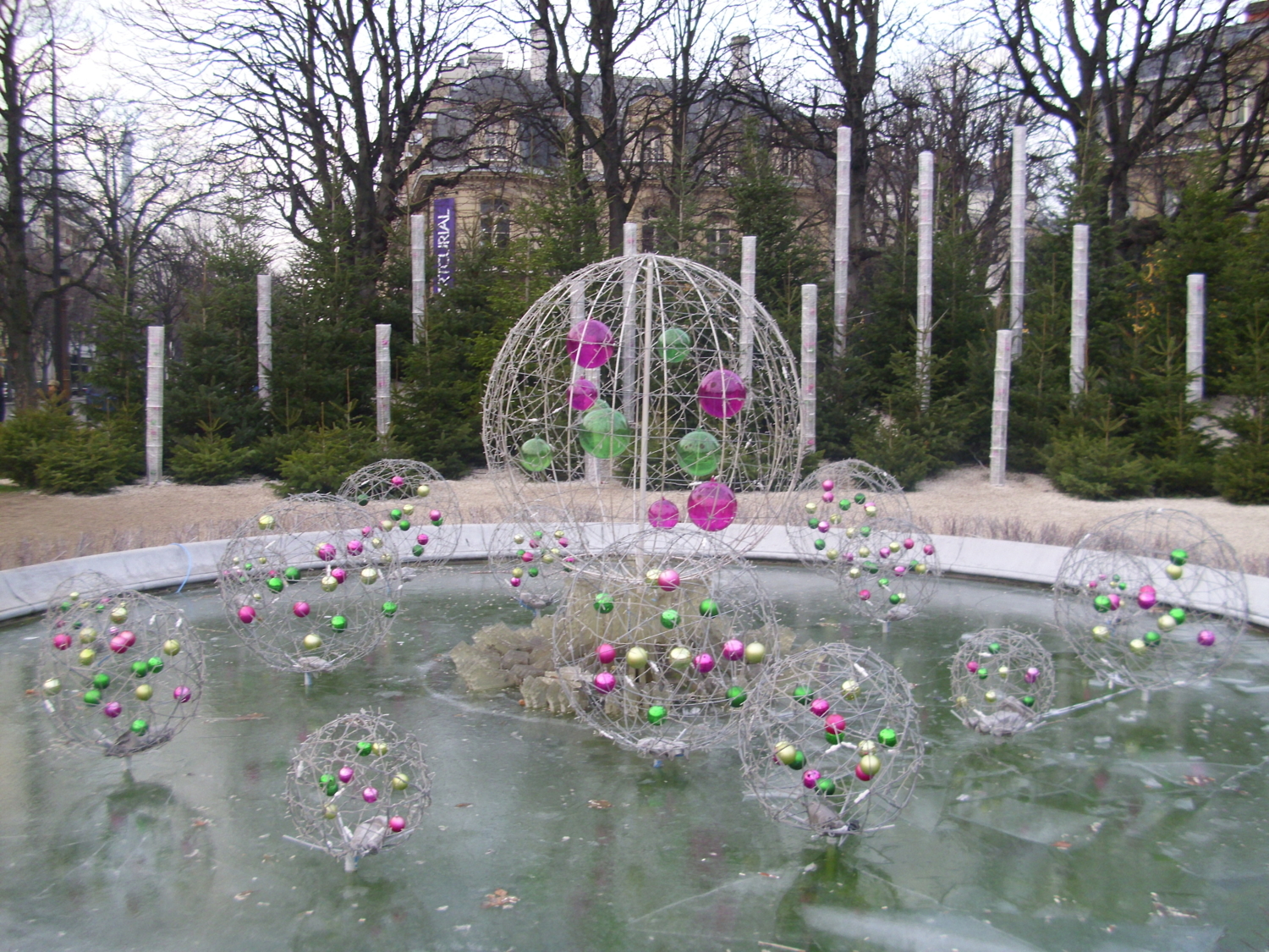 Зимний фонтан шариков