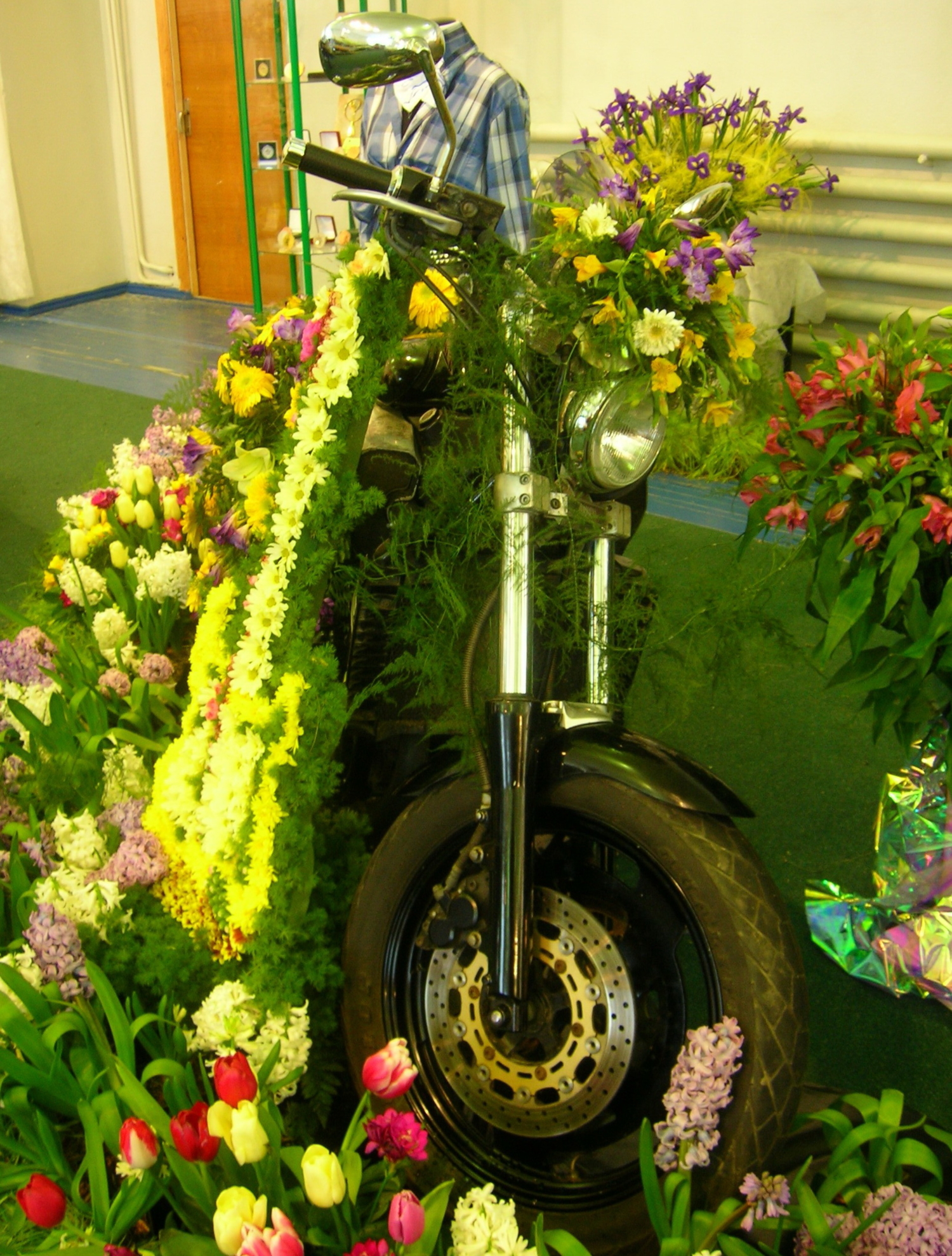 мотоцикл, как ваза для цветов