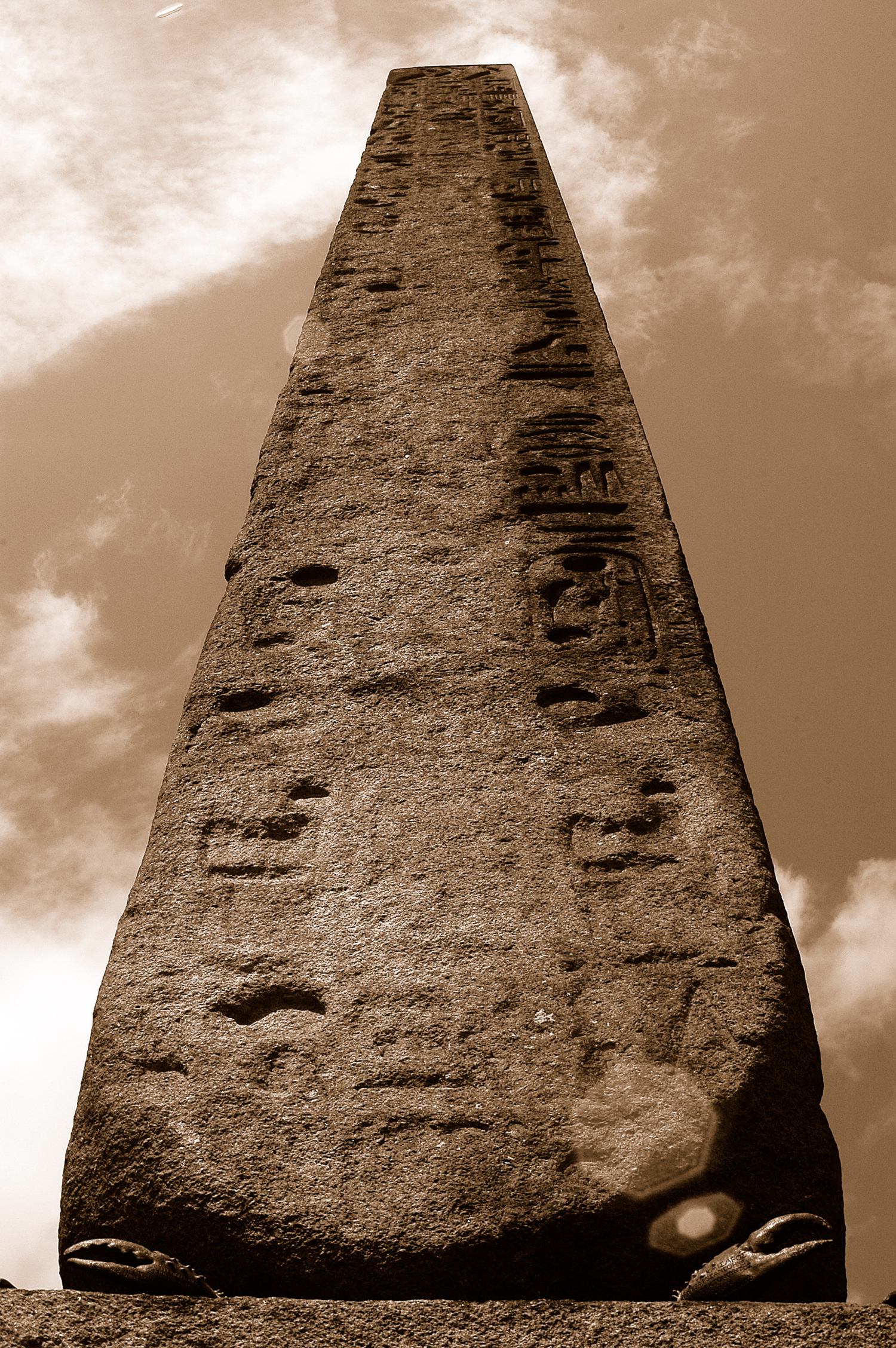 Египетский монумент