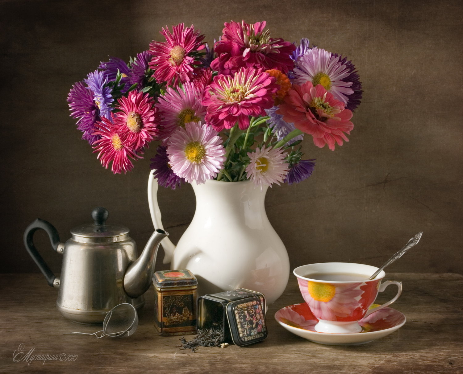 Натюрморт с цветами и чаем
