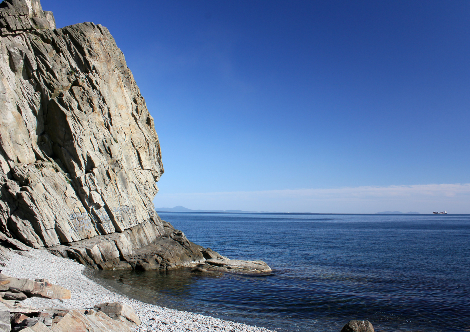 У глубокого синего моря