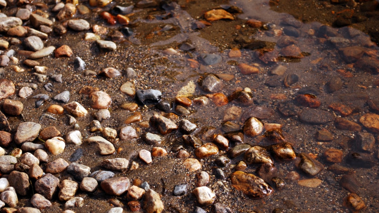 камни на берегу озера