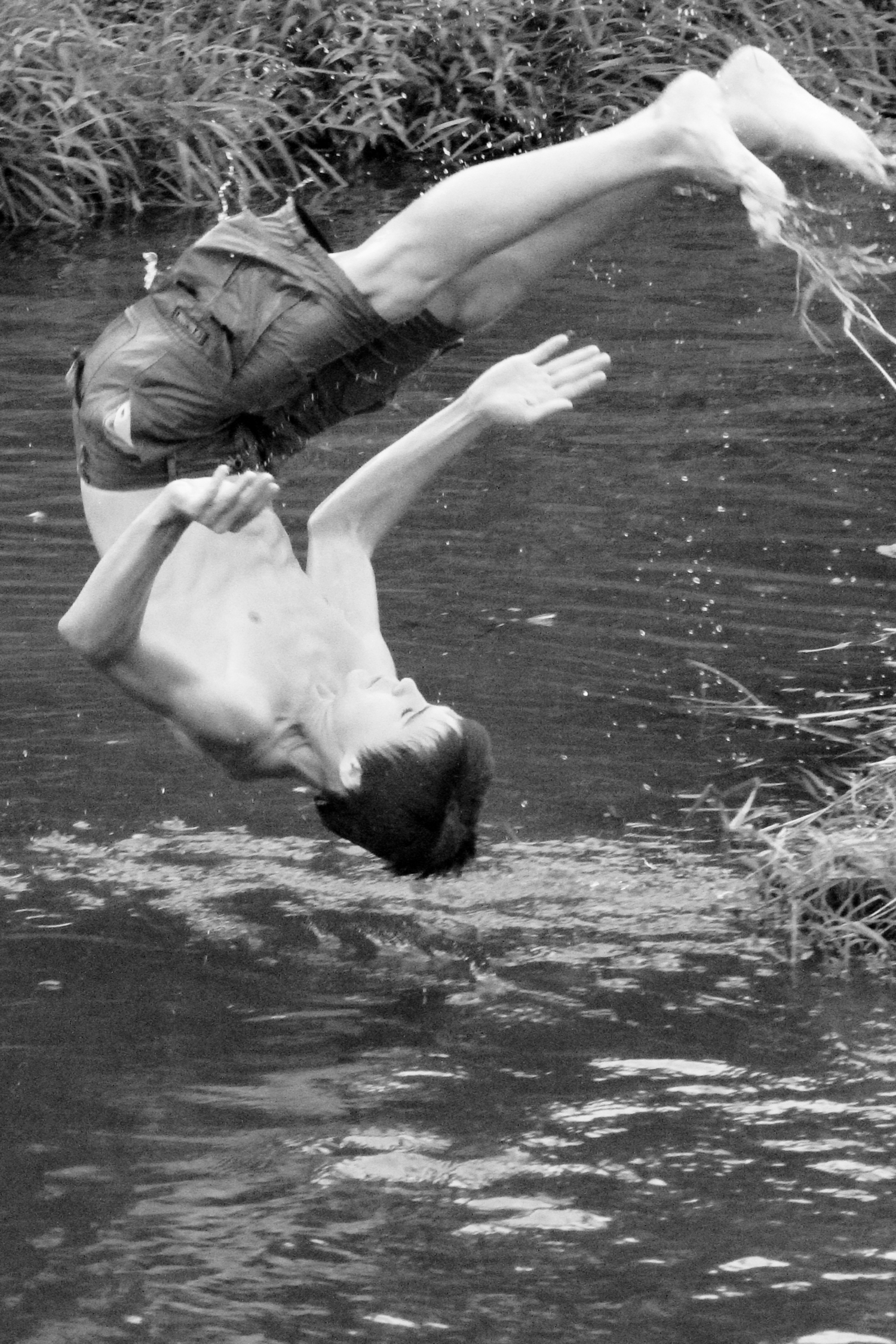 прыгать по воде
