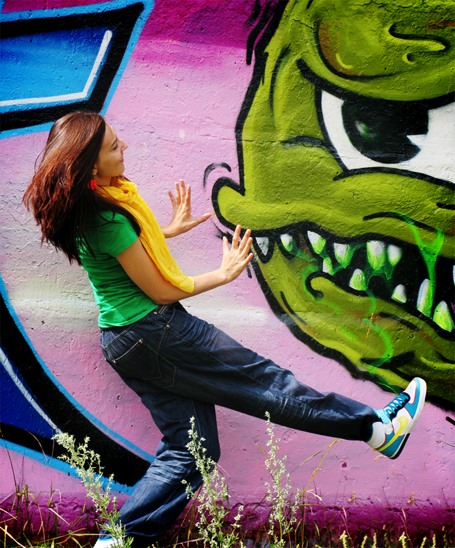 Танец на фоне граффити