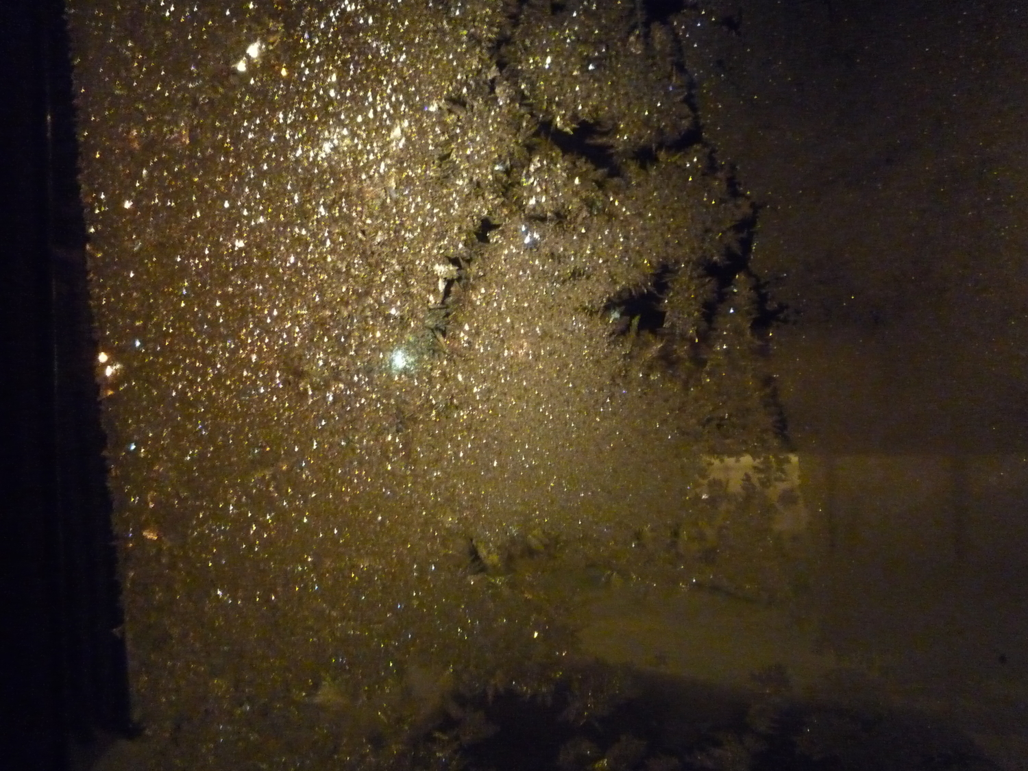 отблески льда на окне