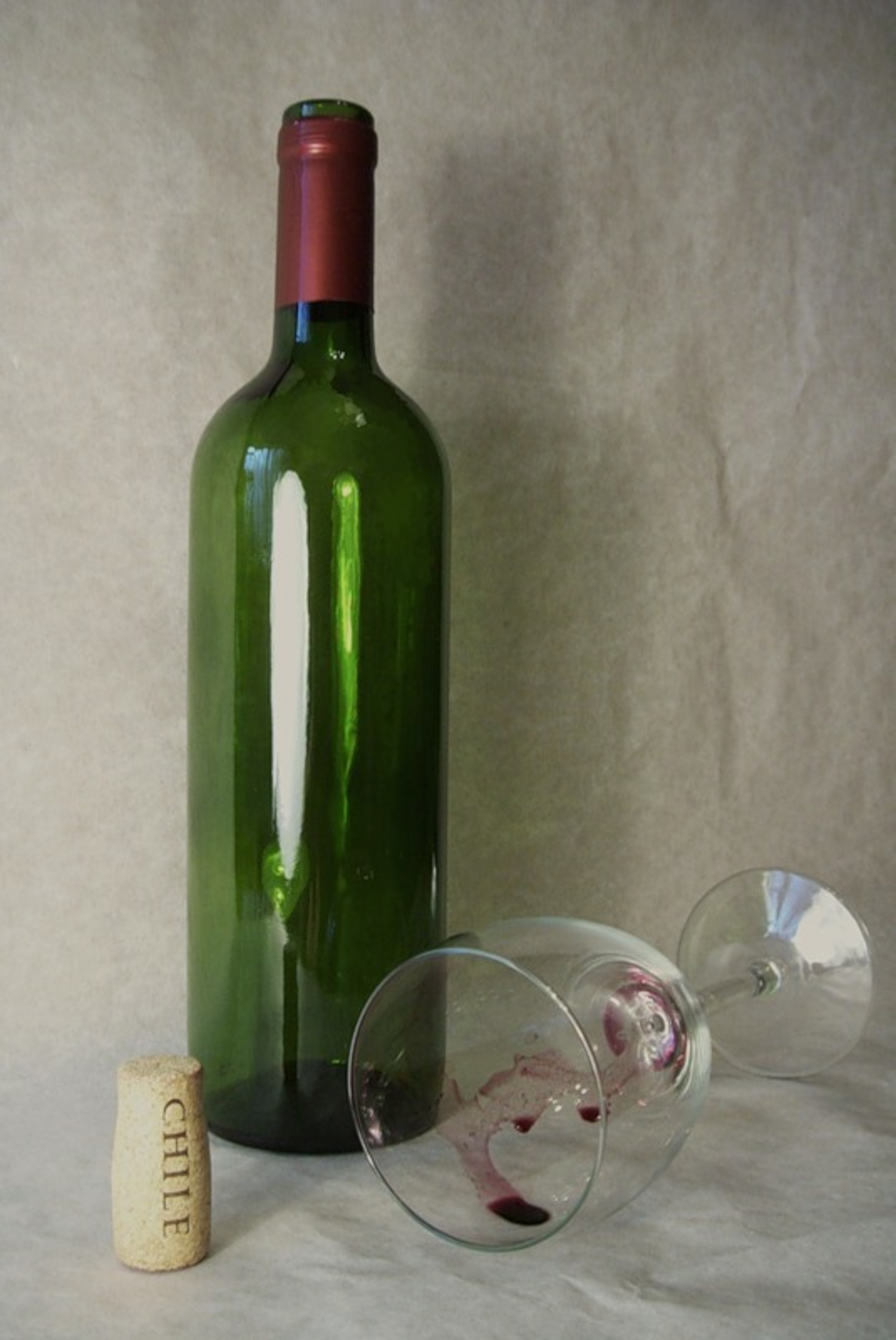 Бутылка вина на зеленом фоне