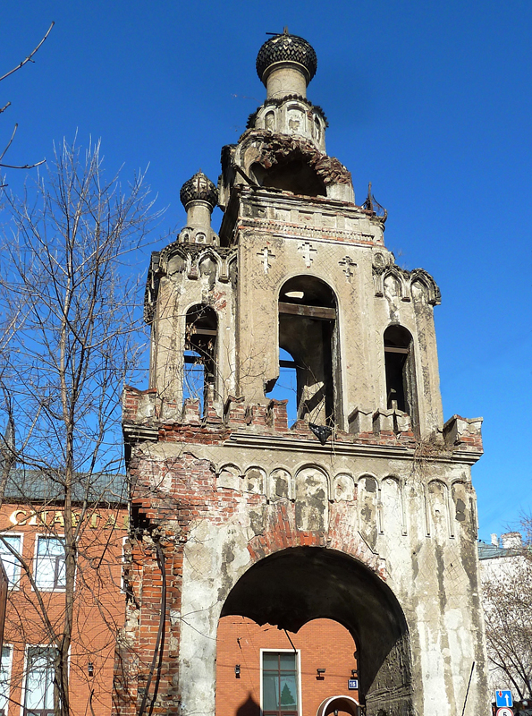 Руины колокольни в центре Москвы