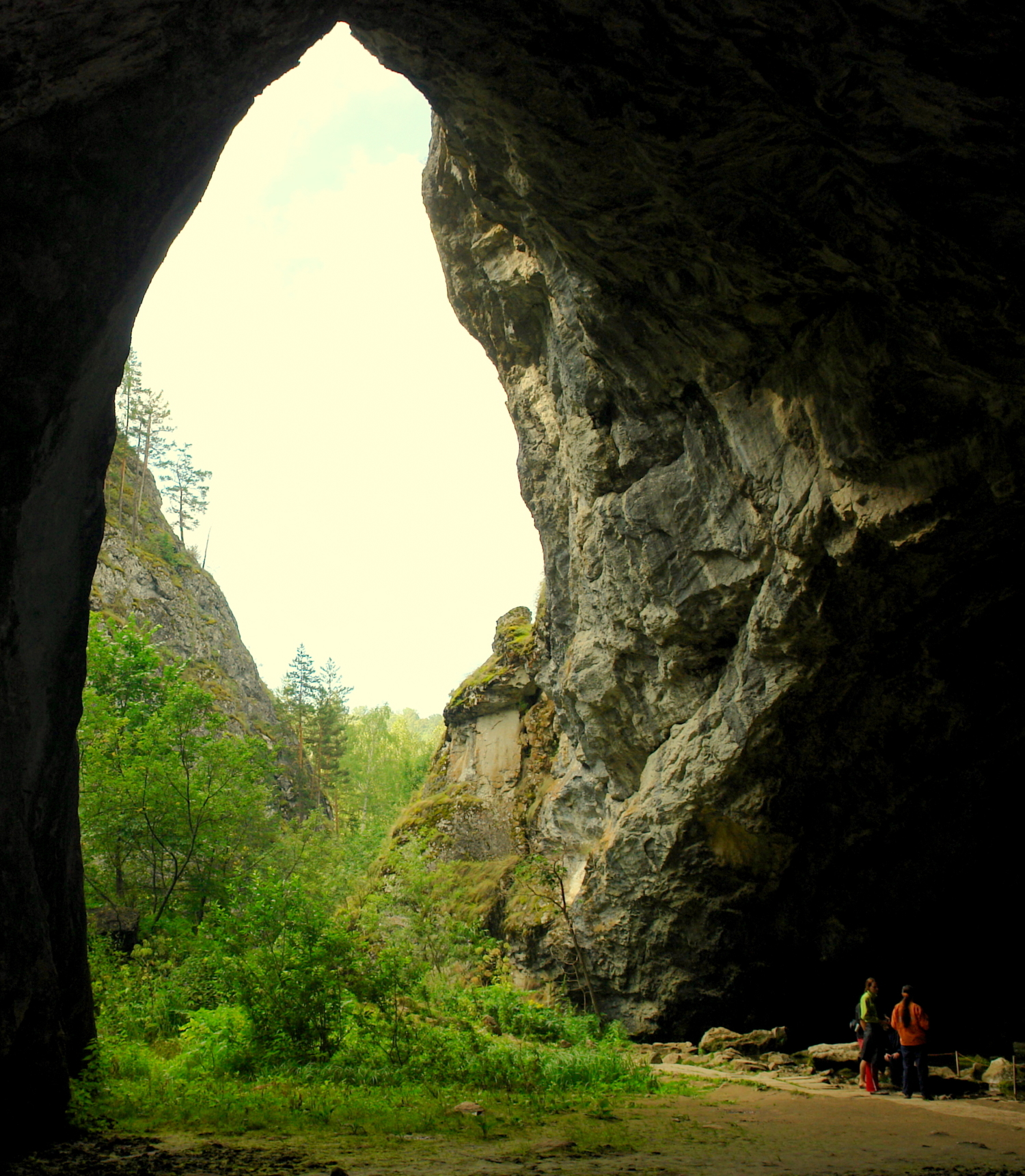 Из пещеры