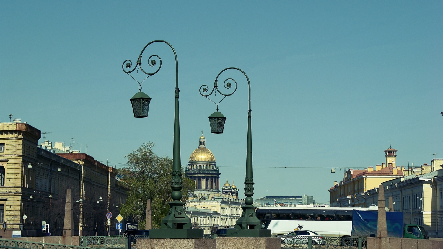 Не мешая влюбленным.