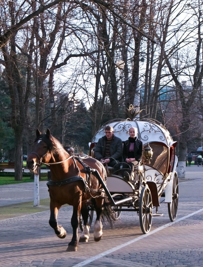 походкою славной....