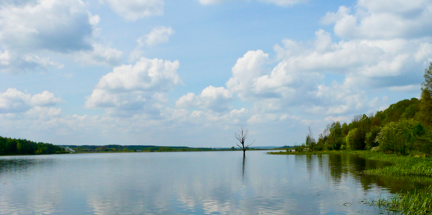 В реку смотрятся облака