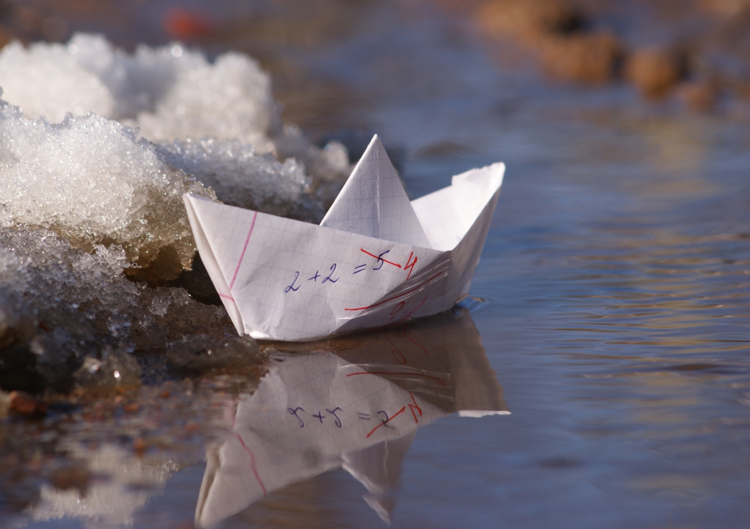 Кораблик из бумаги я по ручью пустил. Бумажный кораблик. Бумажный кораблик в ручейке. Бумажный корабль.