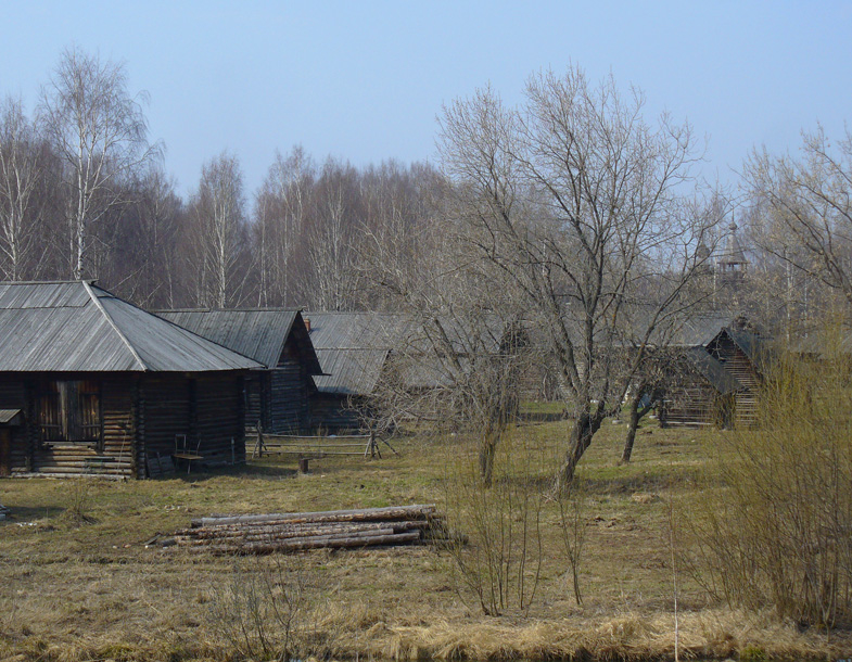 На задворках