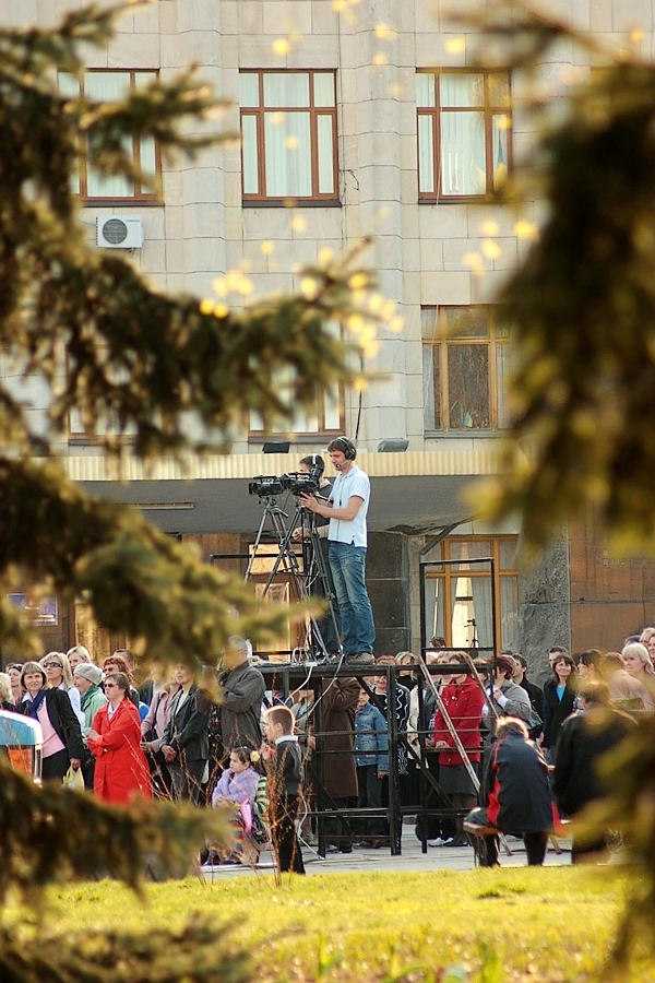 Над толпой под солнечным дождём