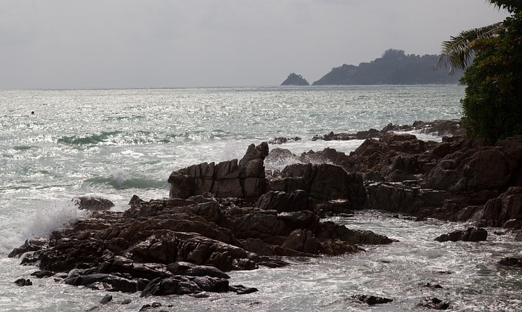 Волны и прибрежные камни