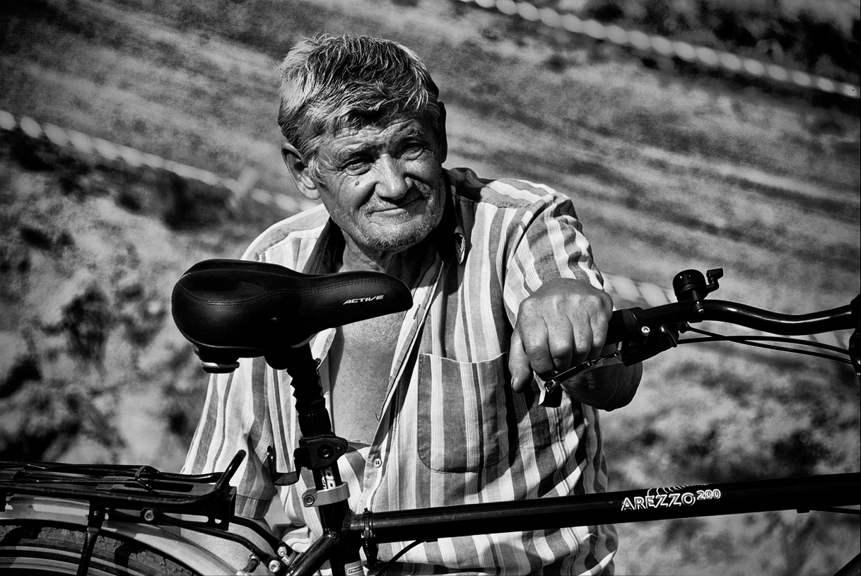 Портрет мужчины с велосипедом