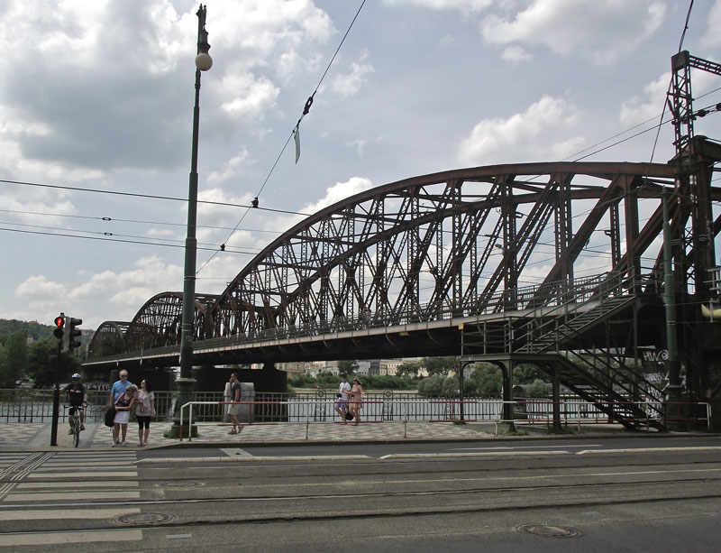 Один из мостов в Праге