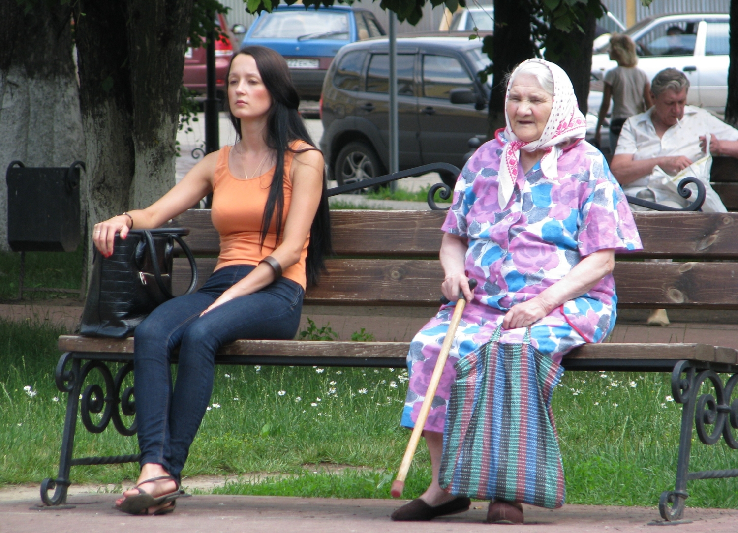 Старые пришли к молодым. Бабушки на скамейке. Старушка на скамейке. Бабушкк сидит на лавочке. Бабушка сидит на скамейке.