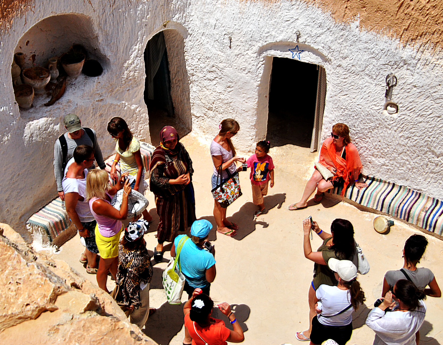 Туристы в берберском доме
