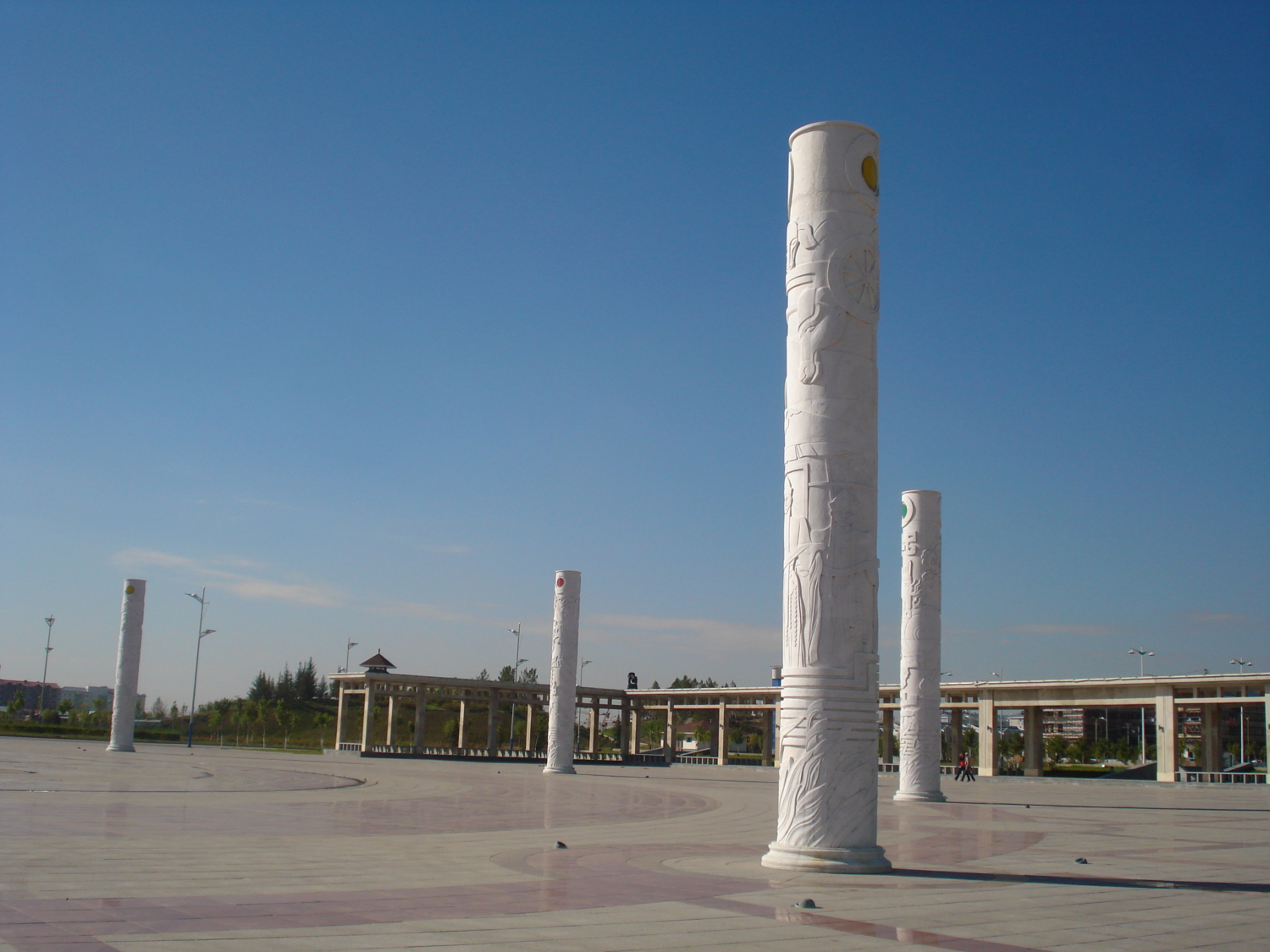 Площадь с колоннами