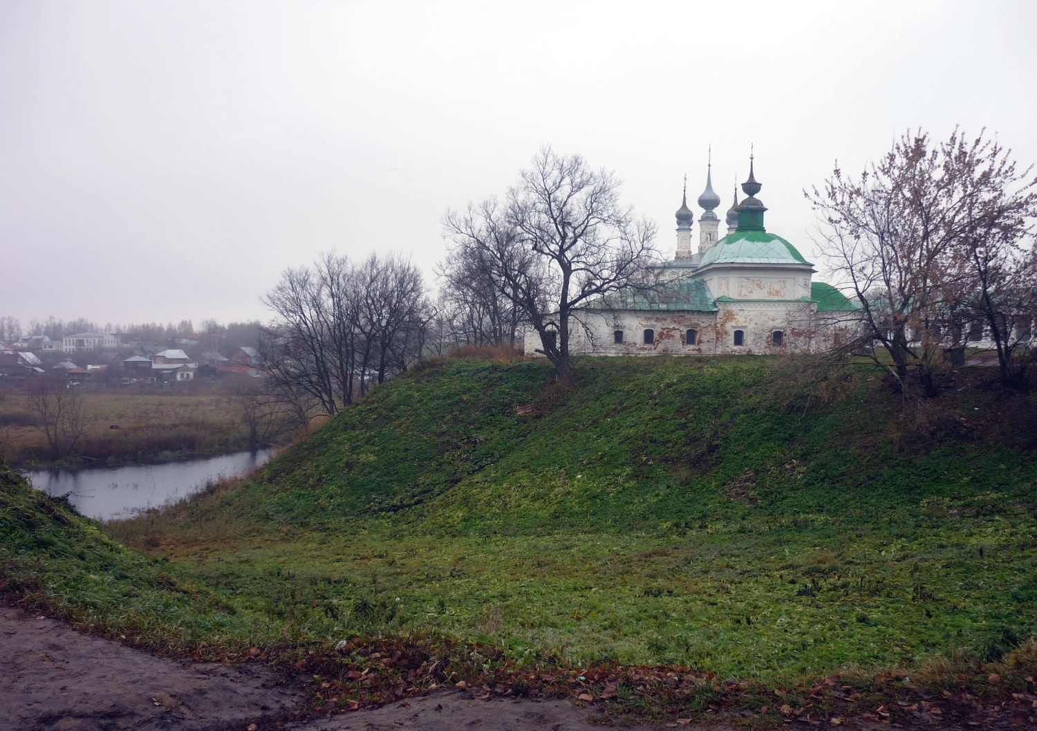 на правом берегу...