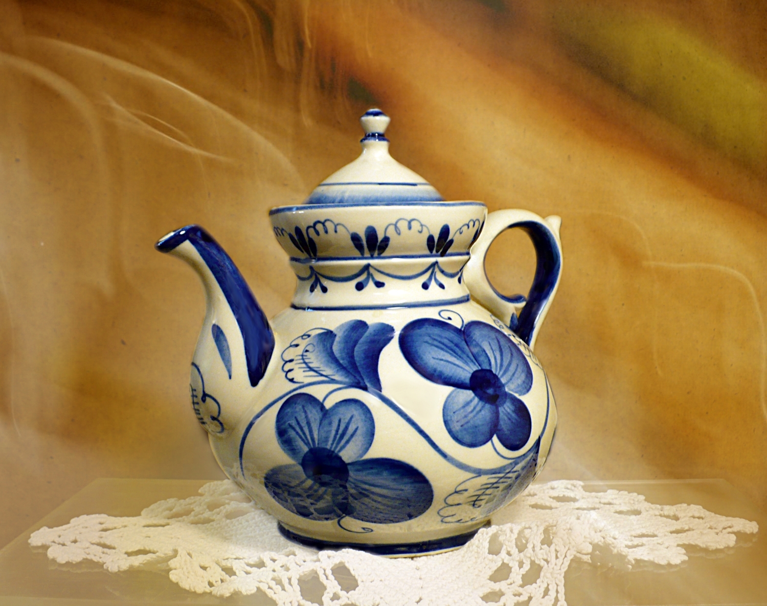 Чайник с синими цветами