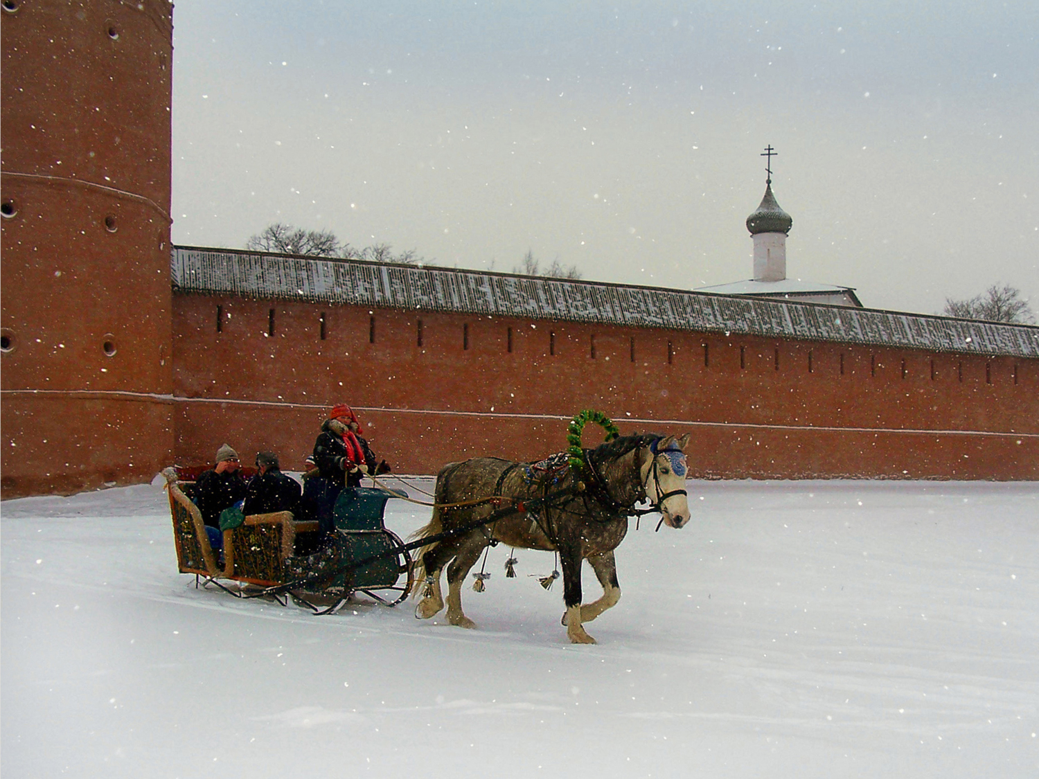 У стен монастыря