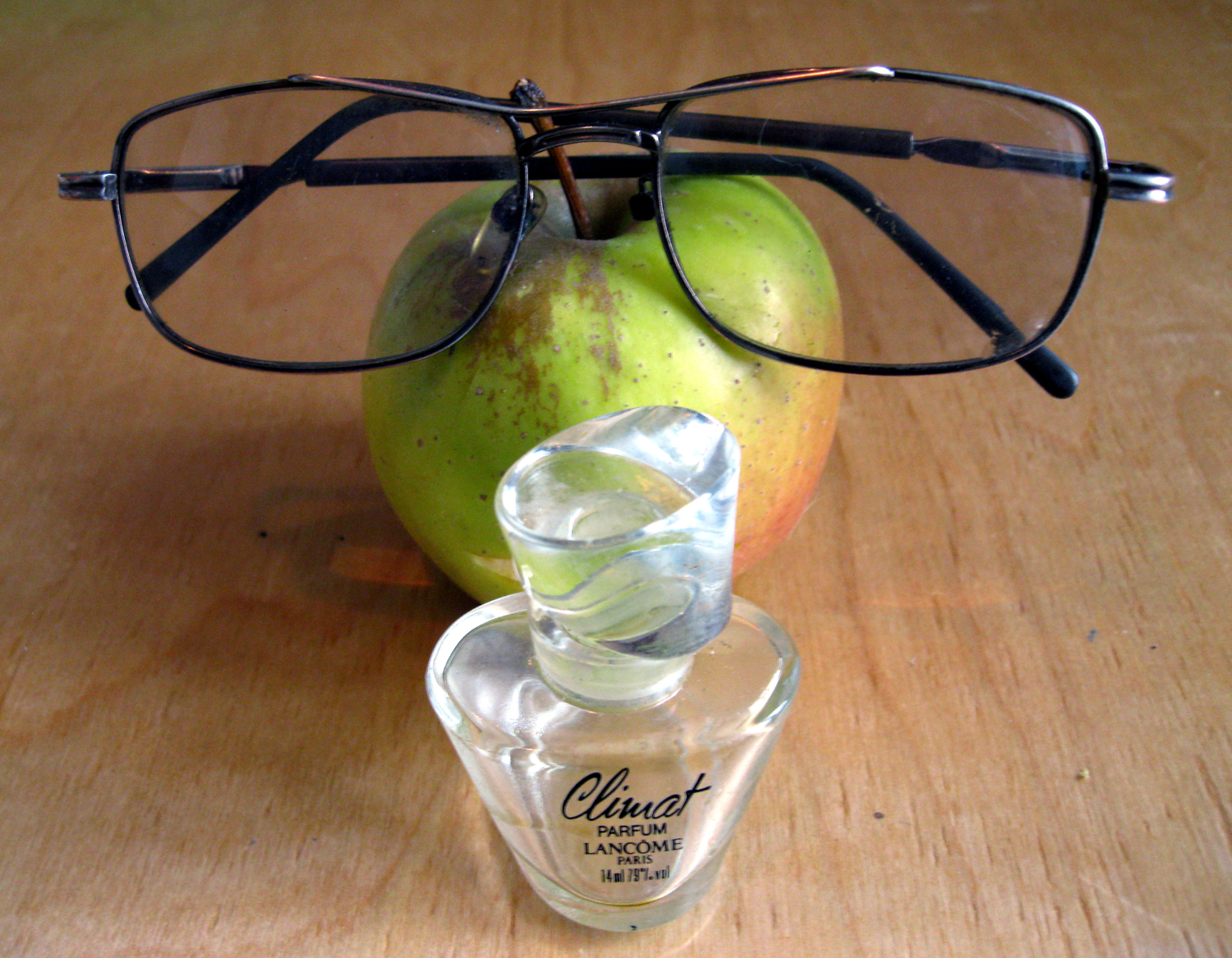 Яблоко, очки, духи...