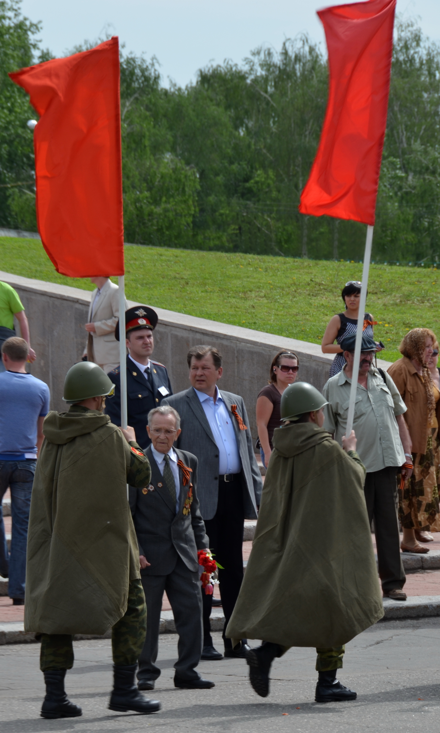 Победы алые стяги