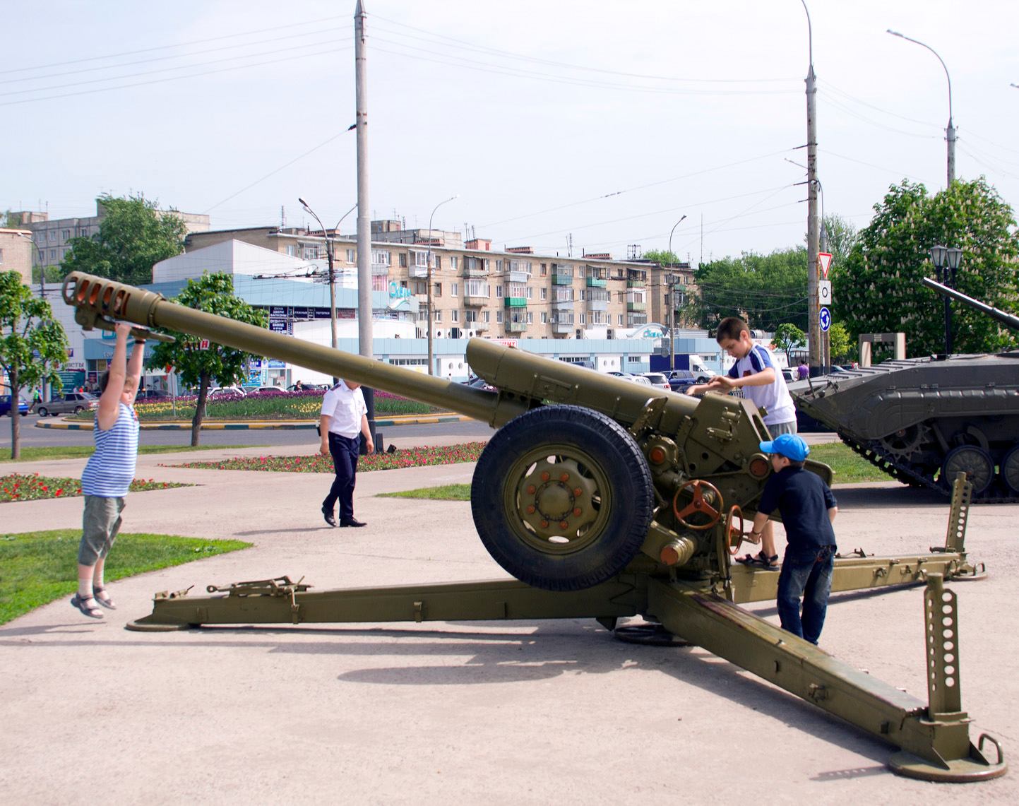 Играют мальчики в войну.