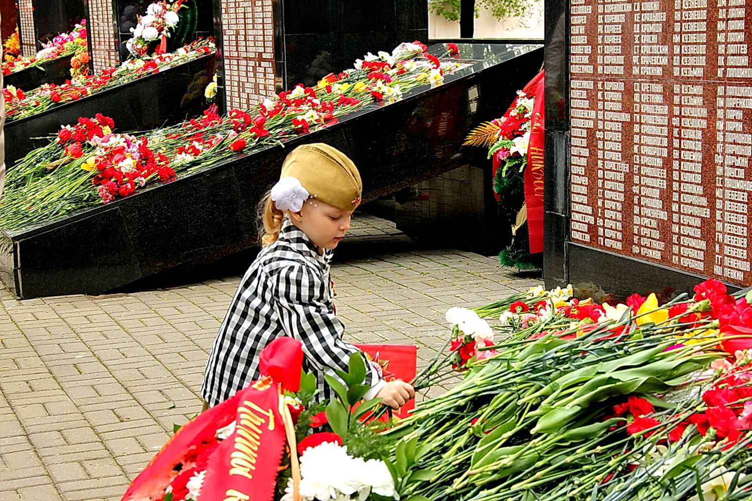 Спасибо деду за победу дети. Дети возлагают цветы. Возложение цветов к памятнику дети. Дети возлагают цветы к памятнику. Дети возлагают цветы к памятнику Великой Отечественной войны.