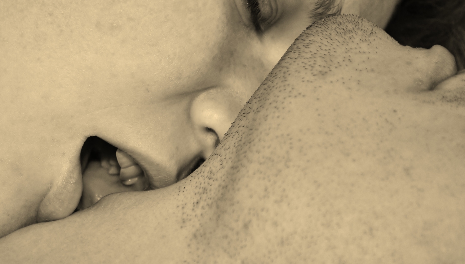 Девушка лижет язык парня. Страстные поцелуи. Нежный поцелуй. Поцелуи тела. Поцелуй в шею.