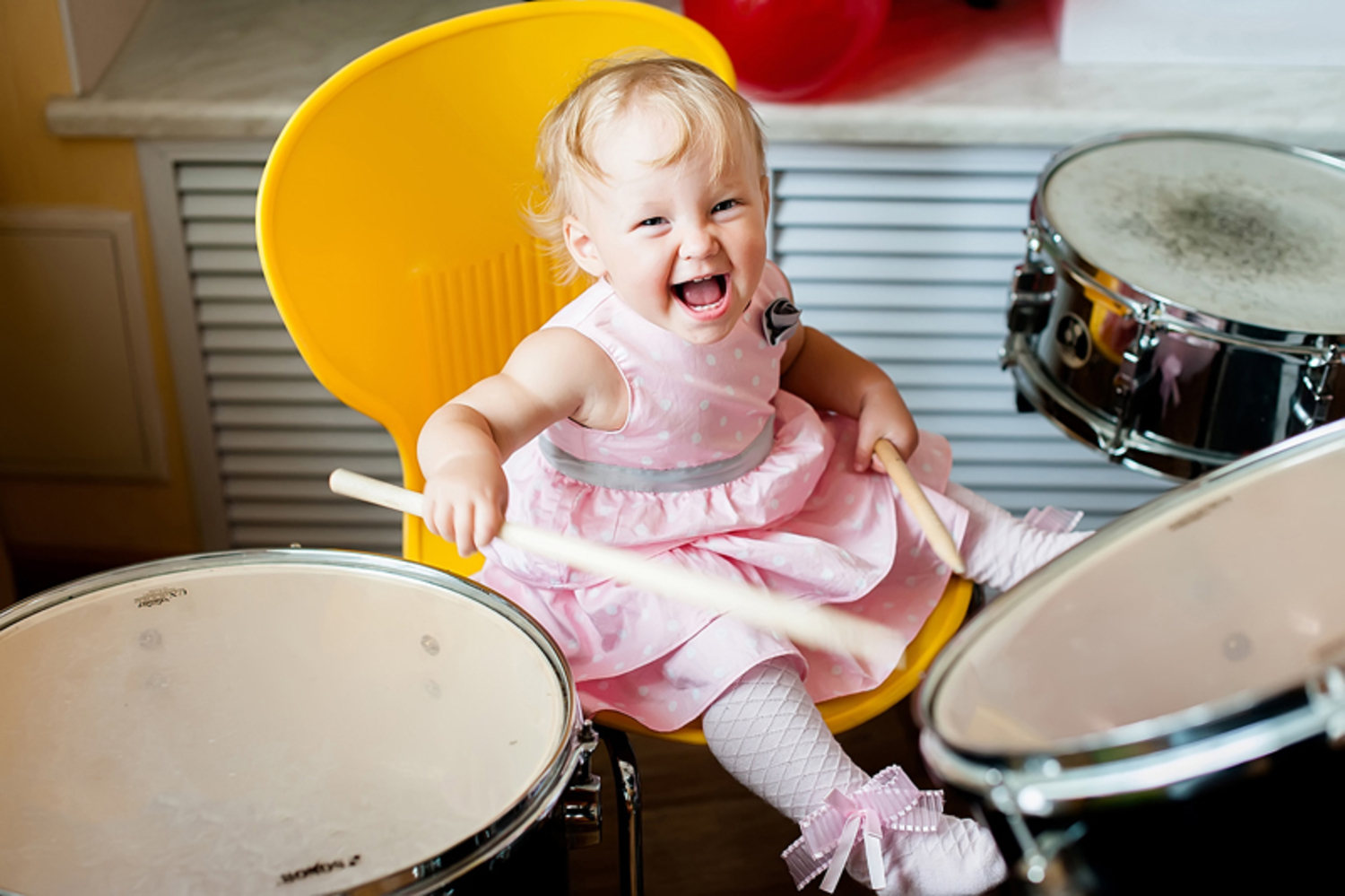 Малыш стучит. Ребенок барабанщик. Барабан для детей. Девочка с барабаном. Ребенок играет на барабанах.