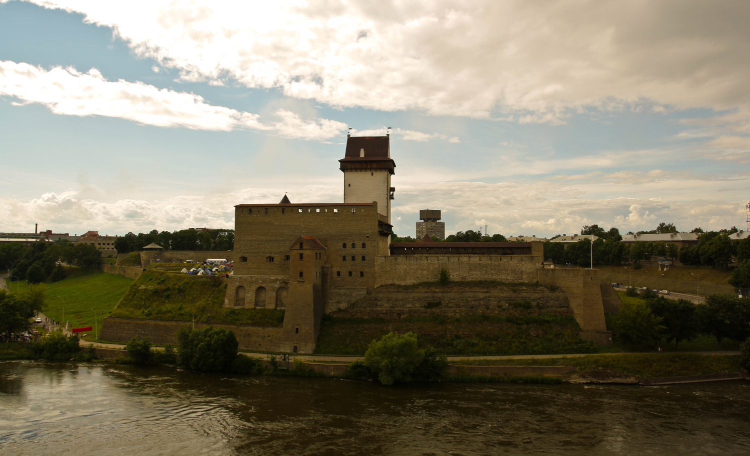 Крепость на реке Нарва.