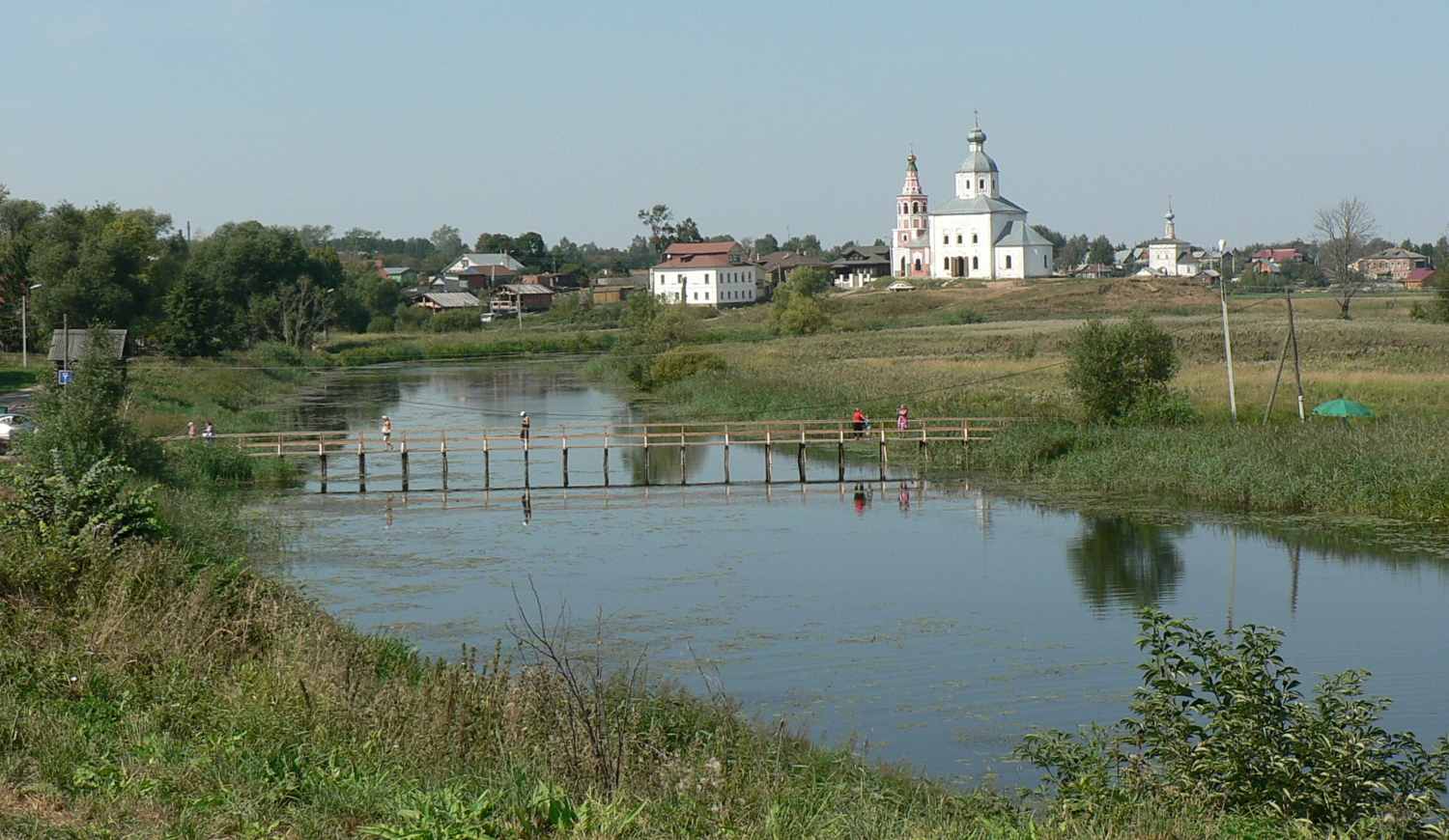 В полдень.