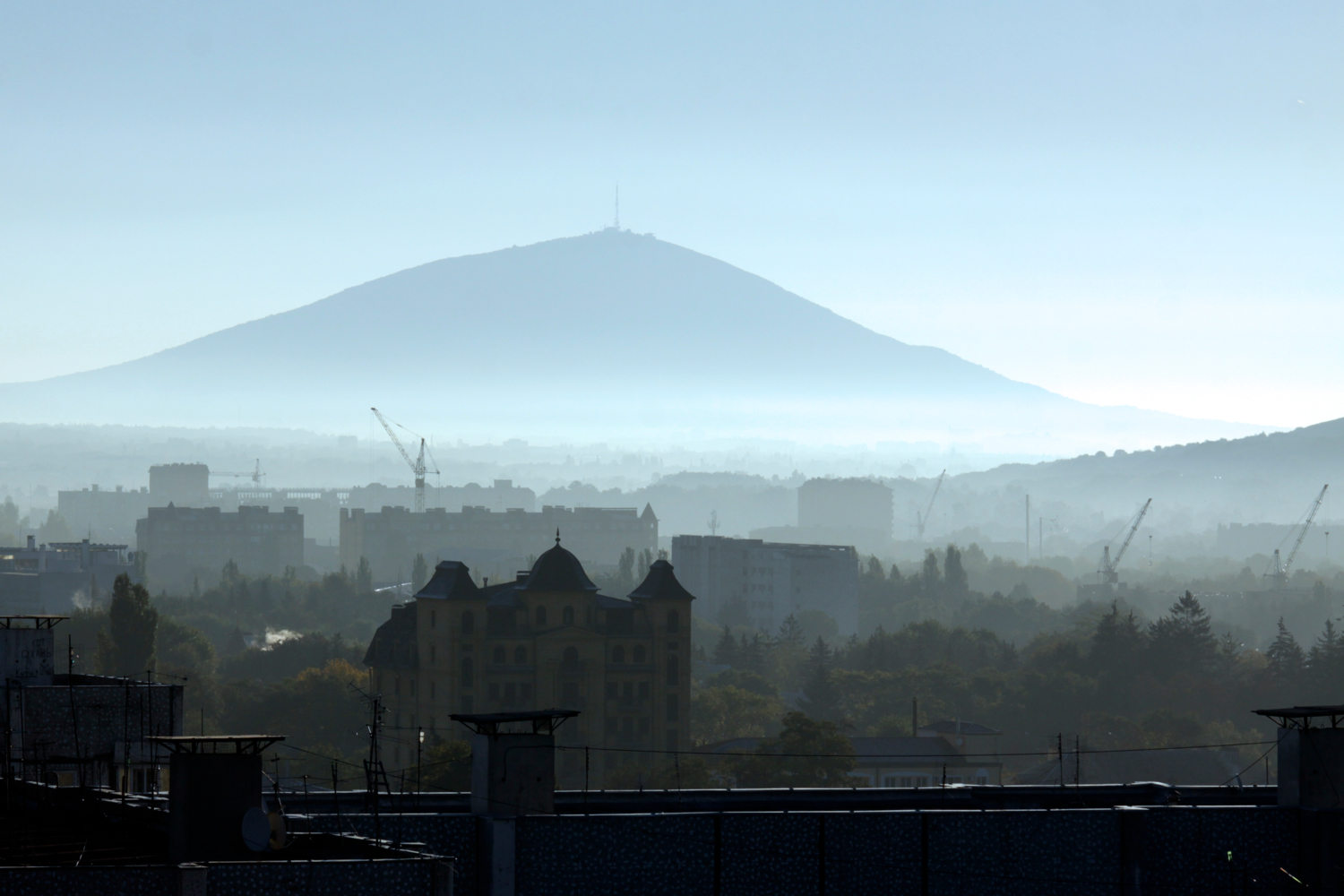 Гора Машук в утренней дымке.