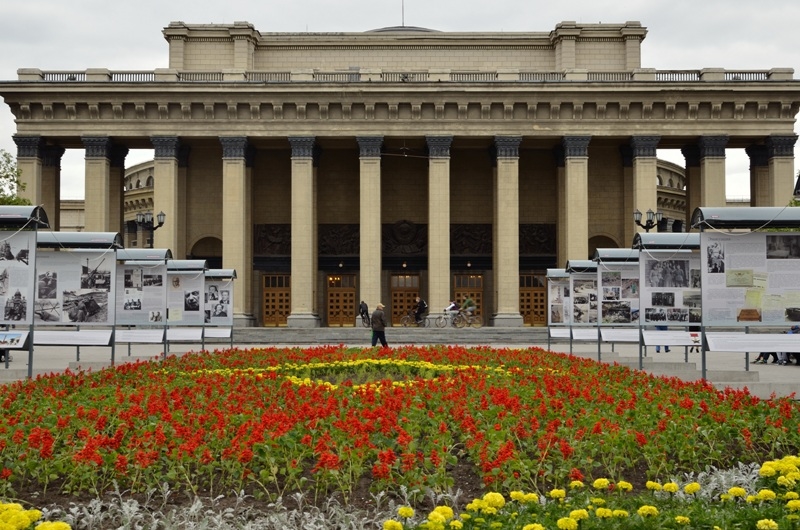 Перед театром.